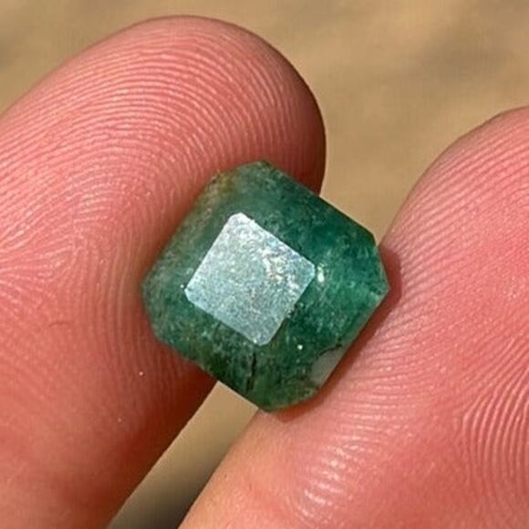 6 Carat Emerald - Picture 1 of 8